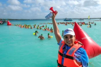 Mara Lezama encabeza el XX Maratón de Aguas Abiertas de Bacalar con más de mil 500 nadadores