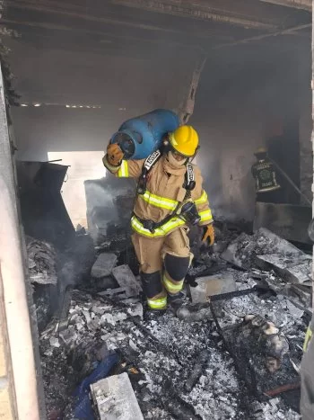 Explosión por fuga de gas LP en Puebla deja tres heridos y daños en cuatro viviendas