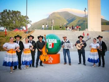 Tanguma Jr y Orquesta Big Bang UANL festejan el Día del Padre en el Pabellón Nuevo León