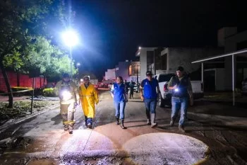 Tere Jiménez y Leo Montañez recorren colonia La Constitución tras lluvias en Aguascalientes