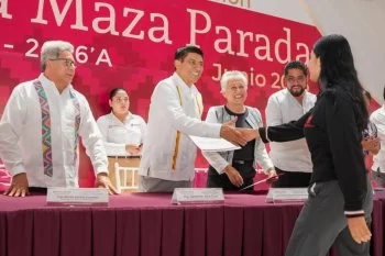 Gobernador de Oaxaca entrega reconocimientos a 120 estudiantes del Cobao con mejores promedios