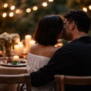 Ángela Aguilar y Christian Nodal reaparecen juntos en reunión familiar y se dan un largo beso