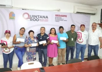 SEDARPE entrega tarjetas de despensa a mil 251 pescadores en Quintana Roo