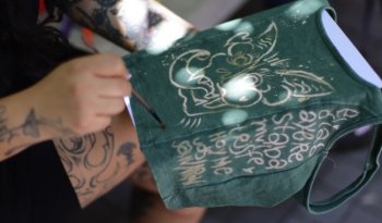 Taller de upcycling en el MACG promueve reflexión sobre migración, ecología y género