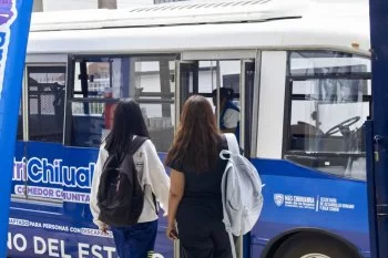 Comedor móvil de NutriChihuahua lleva alimentos calientes a estudiantes de preparatoria en Chihuahua