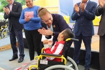 Entregan 75 sillas de ruedas a estudiantes con discapacidad en Guanajuato