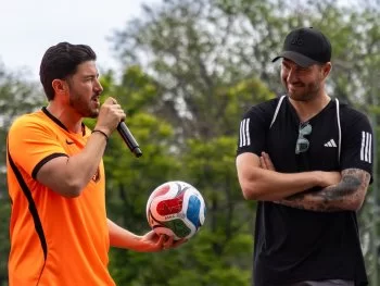 Samuel García y Gignac celebran cancha 560 del programa 'Ponte Nuevo, Ponte Mundial' en Nuevo León