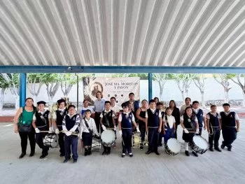 Secretaria de Cultura entrega instrumentos para banda de guerra a estudiantes de primaria en Querétaro