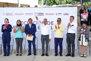 Graduación de 216 profesionistas y entrega de vehículo en Tehuacán encabeza el secretario de Educación
