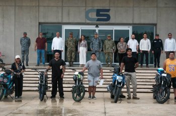 Mara Lezama entrega 8 vehículos recuperados a propietarios en Cancún