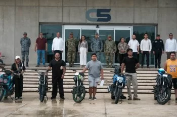 Mara Lezama entrega 8 vehículos recuperados a propietarios en Cancún