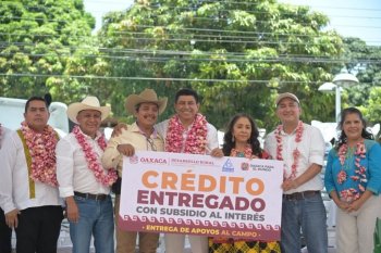 Gobernador entrega mil 510 créditos Tanda Mujer y apoyos al campo en el Istmo