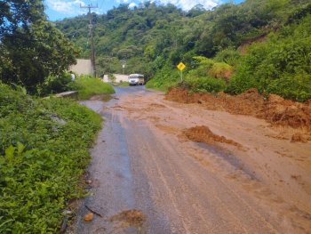 Gobierno de Puebla atiende deslave en carretera Eloxochitlán-Tlacotepec con maquinaria y apoyo alimentario