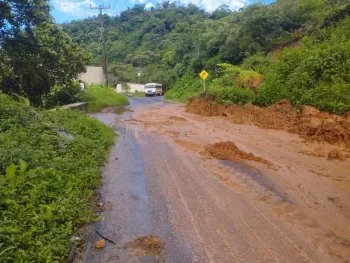 Gobierno de Puebla atiende deslave en carretera Eloxochitlán-Tlacotepec con maquinaria y apoyo alimentario