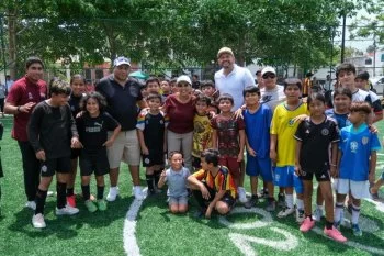 Mara Lezama supervisa nueva cancha de fútbol 5 en Cancún, parte del legado del Mundial Social 2026