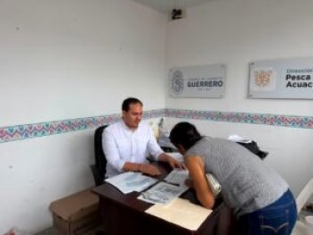 Sagadegro entrega apoyos a más de mil buzos en Acapulco por afectaciones climatológicas