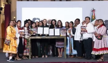 Sheinbaum firma convocatoria para consultar Ley de Derechos Indígenas y Afromexicanos