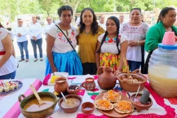 Irma Bolaños entrega 19 equipamientos Cocina Saludable a comités de Desayuno de Letritas en Valles Centrales