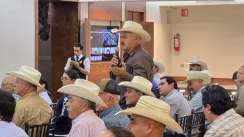 Capacitan a ganaderos de Parral para prevenir el gusano barrenador del ganado