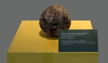 Exposición Nace una pelota en el Metro Zócalo muestra réplicas de pelotas olmecas de hule