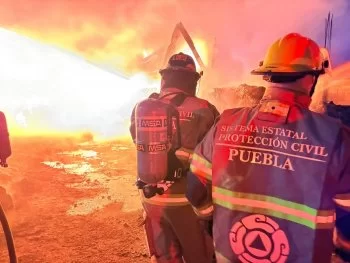 Incendio en bodega de reciclables en Puebla es controlado sin víctimas; evacúan viviendas cercanas