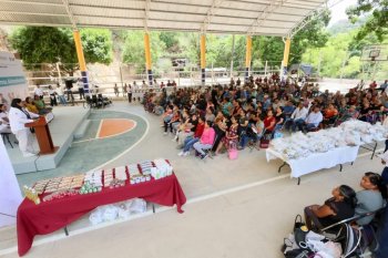Irma Bolaños entrega apoyos alimentarios y aparatos funcionales en Valles Centrales