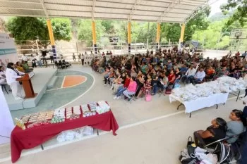 Irma Bolaños entrega apoyos alimentarios y aparatos funcionales en Valles Centrales