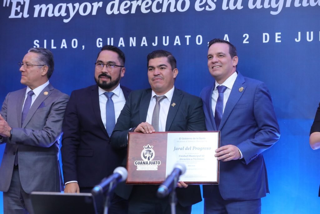 Guanajuato entrega insignias a 18 municipios por unidades de atención a víctimas