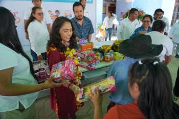 Entregan apoyos alimentarios y aparatos funcionales en Valles Centrales, Oaxaca