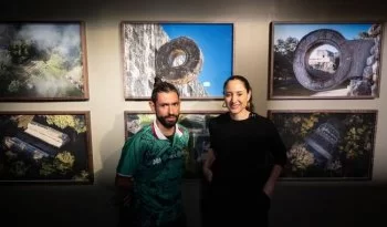 Exposición Tlachtli en el MNA une el juego de pelota prehispánico con la fotografía aérea de Santiago Arau