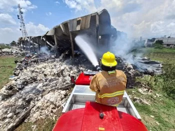 Liquidan incendio en bodega de Puebla tras 18 horas; usan 500 mil litros de agua