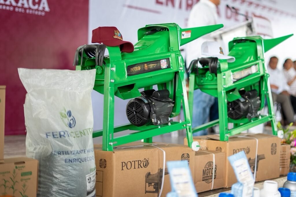 Gobierno de Oaxaca entrega apoyos a más de 4 mil productores en la Costa