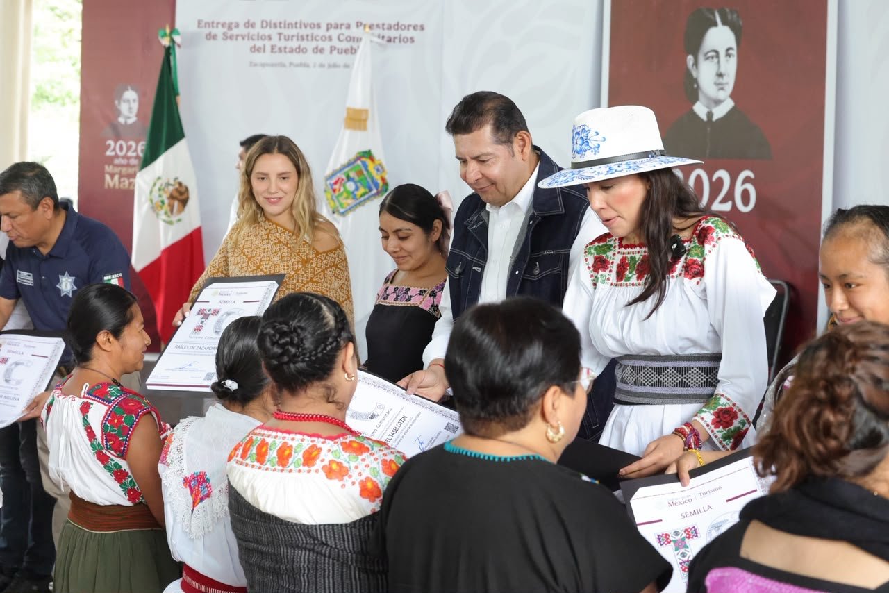 Puebla entrega 106 distintivos y certificados para impulsar turismo comunitario en 19 municipios