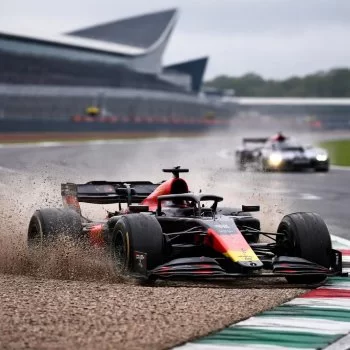 Checo Pérez sigue sin levantar cabeza en los Libres 1 del Gran Premio de Gran Bretaña