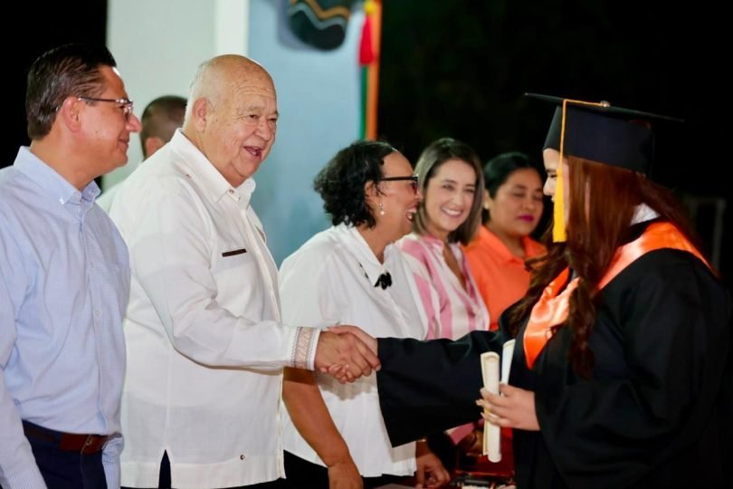 Gobernador de BCS reconoce a generación 2023-2026 del CECyTE por eficiencia terminal del 100%