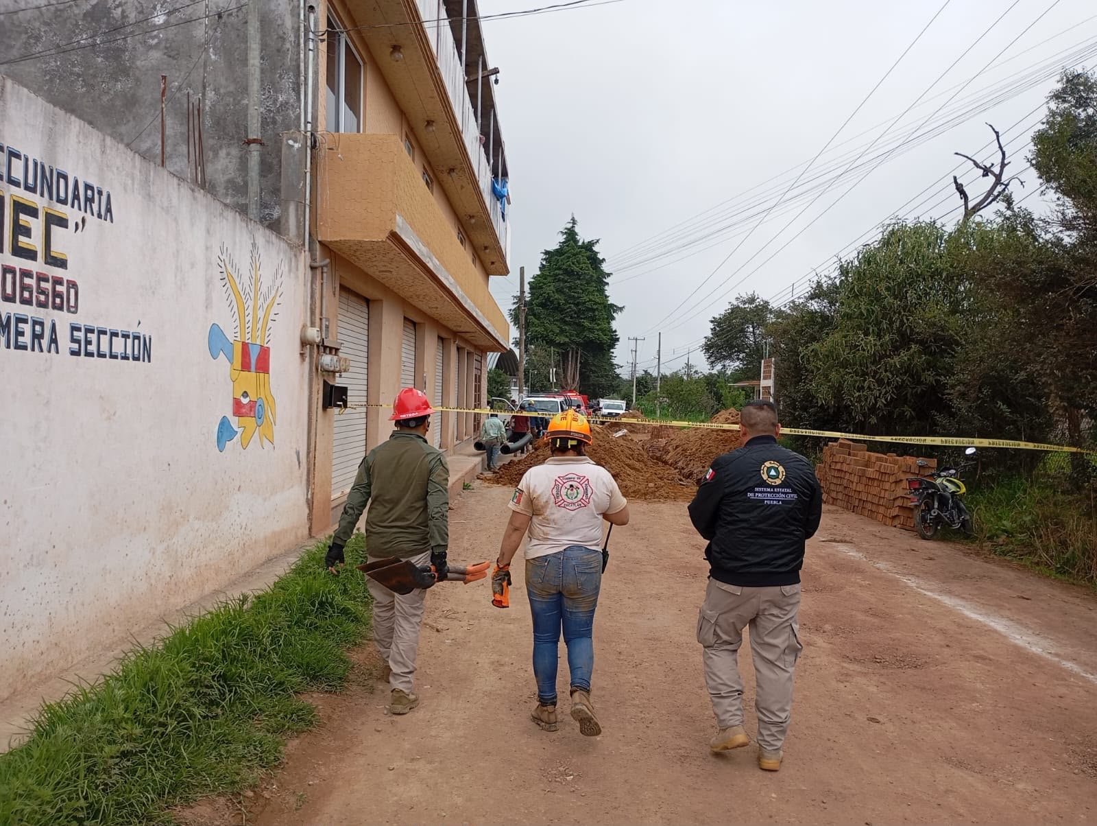 Rescatan a dos trabajadores atrapados por derrumbe en Zacatlán, Puebla