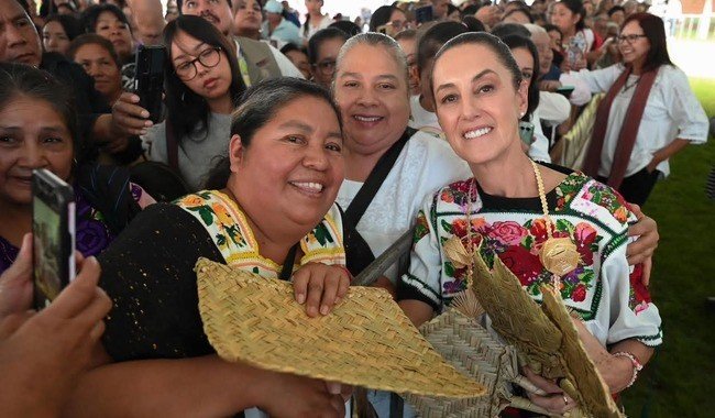 Sheinbaum entrega tarjetas de Pensión Mujeres Bienestar en Michoacán; felicita a EU por su Independencia