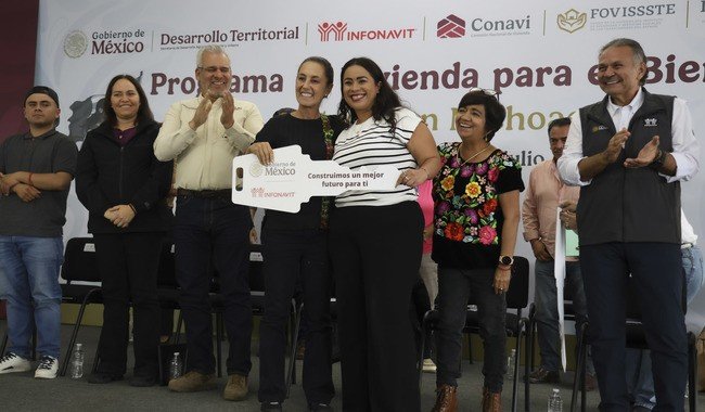 Sheinbaum entrega viviendas en Michoacán; anuncia 82 mil casas en el estado