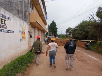 Rescatan a dos trabajadores atrapados por derrumbe en Zacatlán, Puebla