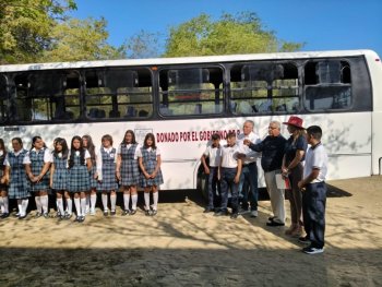 Gobierno de BCS entrega autobús a secundaria técnica de San Juan de Los Planes