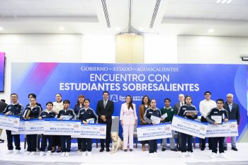 Gobernadora Tere Jiménez reconoce a estudiantes sobresalientes de Aguascalientes