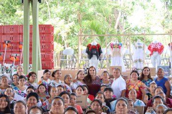 Mara Lezama entrega equipos e insumos a artesanas y productores mayas en el sur de Quintana Roo