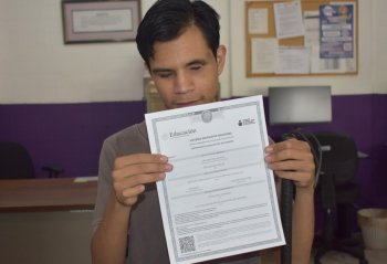 Joven con discapacidad visual concluye secundaria en Chihuahua con apoyo del ICHEA