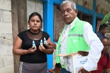 Salud estatal realiza saneamiento y cloración en viviendas afectadas por lluvias en Jalpan
