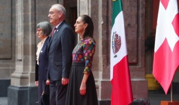 Sheinbaum recibe a presidente suizo Guy Parmelin en Palacio Nacional con honores