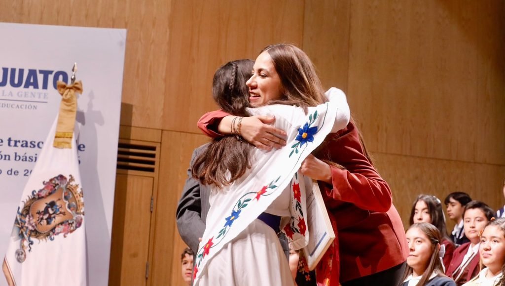 Guanajuato reconoce a 71 estudiantes de excelencia y abandera a jóvenes que viajarán a Japón