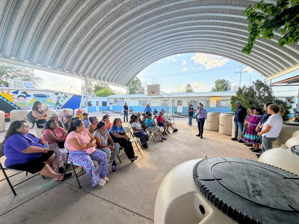 JMAS Chihuahua entrega 15 tinacos a comunidades indígenas para enfrentar calor