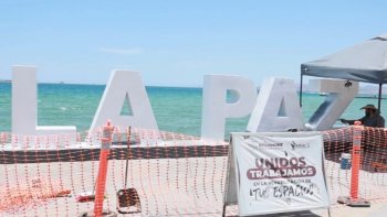 API-BCS renueva letras del Malecón de La Paz con mantenimiento integral