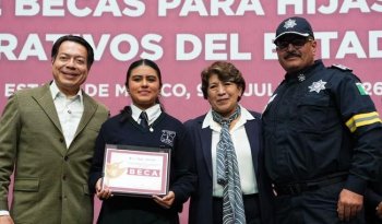 Gobierno entrega 2 mil 650 becas a hijos de policías en Edomex; afirman que 'la cuna no es destino'