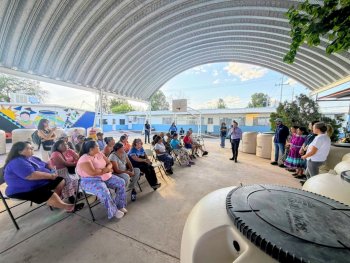 JMAS Chihuahua entrega 15 tinacos a comunidades indígenas para enfrentar calor